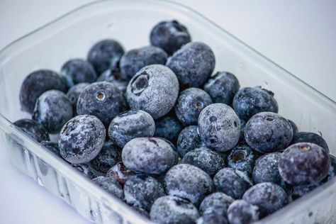 How to Freeze Blueberries For Smoothies, Pies, Pancakes, and More Blueberry Ketchup, Freeze Blueberries, Healthy Blueberry Recipes, Highbush Blueberry, Blueberry Picking, Healthy Blueberry, Frozen Fruits, Recetas Keto, Blueberry Recipes