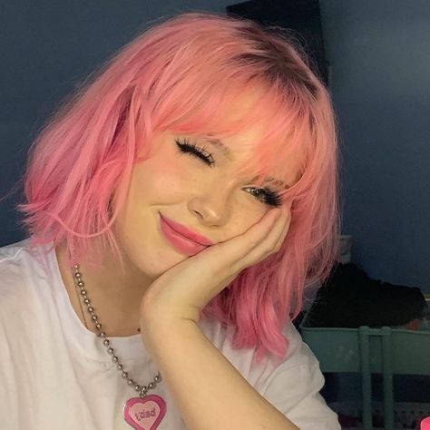 Bubblegum Pink Hair, Pink Short Hair, Shoulder Length Hair With Bangs, Light Purple Hair, Pink Ombre Hair, Light Pink Hair, Pink Blonde Hair, Wavy Bob Haircuts, Pastel Pink Hair