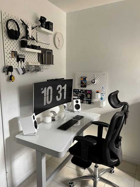 Minimalist Essentials, Design Workspace, Room Decor Cozy, Cozy Minimalist, Desktop Setup, Minimalist Desk, Decor Desk, Desk Ideas, Gaming Room Setup