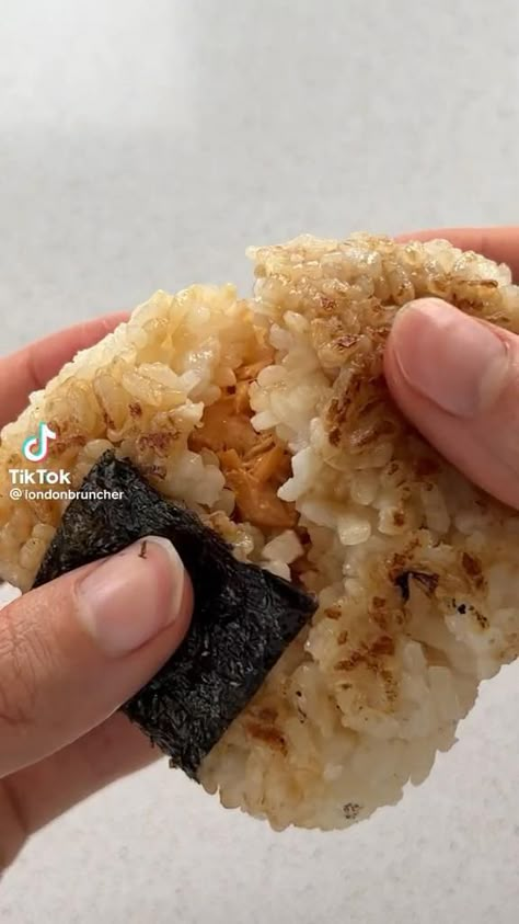 How To Make Yaki Onigiri, Viet Street Food, Sushi Recipes With Chicken, Onigiri Rice Ball, Onigiri With Tuna, Things To Make With Sushi Rice, Fried Chicken Onigiri, Tuna And Crispy Rice, Rise Ball Japanese Food