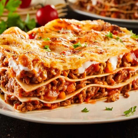 Olive Garden Lasagna, Garden Lasagna, Italian Sausage Lasagna, Italian Lasagna, Olive Garden Recipes, Meat Lasagna, Easy Lasagna Recipe, Traditional Italian Dishes, Classic Italian Dishes