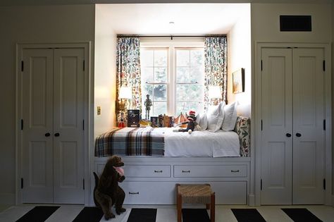 bed nook between closets Built In Daybed, Sleeping Nook, Bed Nook, Built In Bed, Bunk Rooms, Build A Closet, Bunk Room, Window Bed, Boys Bedrooms