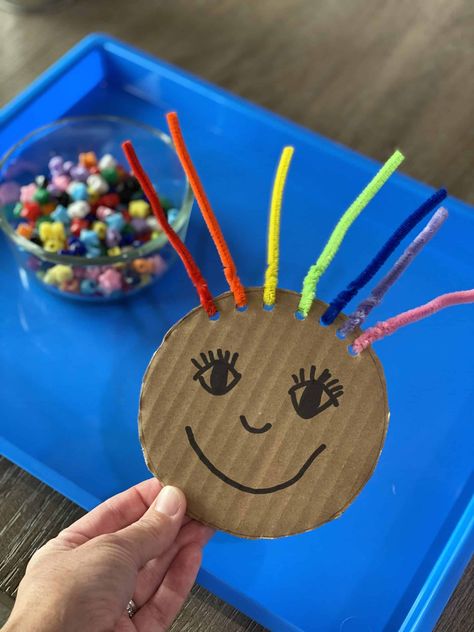 Fine Motor Skills Activity, Threading Beads, Motor Skills Activity, Girls Crafts, Preschool Fine Motor Activities, Beading For Kids, Preschool Fine Motor, Childcare Activities, Classroom Rewards