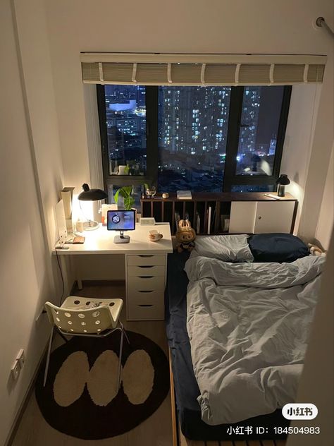 Bedroom Design For Men Small Simple, Room Design For Student, Japanese Bedroom Aesthetic Minimalist, Small City Apartment Bedroom, Japandi Dorm Room, Small Room Minimalist, Japanese Dorm Room, Long Room Layout Bedroom, Acubi Bedroom