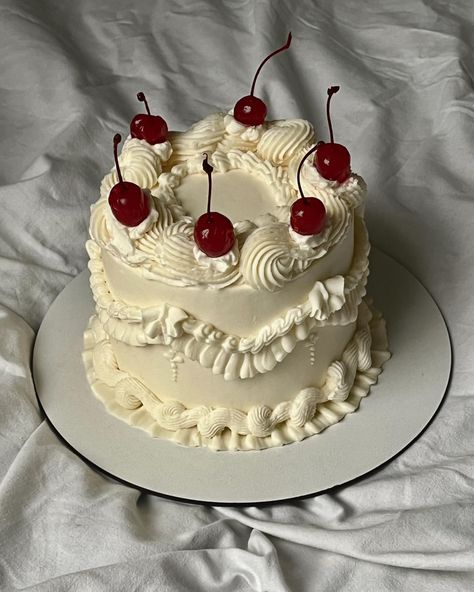 like a cherry on the top Vintage Cake With Cherries, Cake With Cherries, Cake Cherry, Cherry Cake, Heart Cake, Maraschino Cherry, 25th Birthday, Cake Decor, Vintage Cake