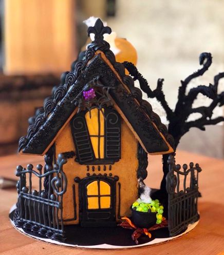 Haunted Gingerbread House Ideas, Spooky Gingerbread House Ideas, Emo Gingerbread House, Black Gingerbread House, Gingerbread Haunted House Ideas, Goth Gingerbread House, Halloween Cookie House Ideas, Gingerbread Halloween House, Halloween Gingerbread House Ideas