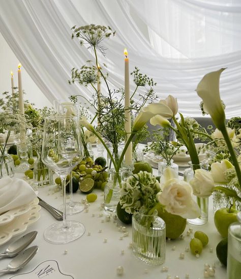 Green Wedding Table Decor, Green Wedding Table, White Wedding Table, Katie White, Wedding Table Setup, Green And White Wedding, Wedding Pearls, Fresh Vibes, Flowers And Pearls