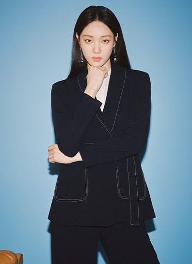 Business Portraits Woman, Professional Profile Pictures, Business Portrait Photography, Casual Work Outfits Women, Lee Sung Kyung, Studio Photography Poses, Sung Kyung, 사진 촬영 포즈, Beauty Photoshoot