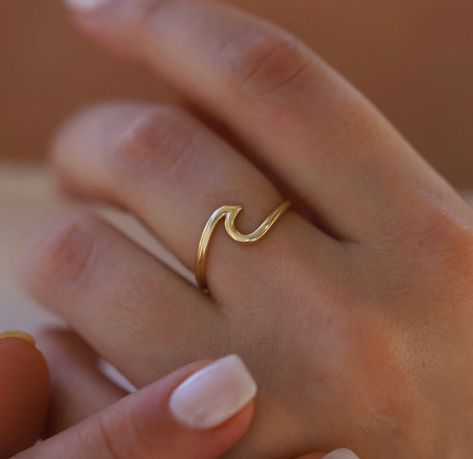 Trending Gold Rings For Women, Simple Dainty Rings, Plain Gold Ring Design For Women Unique, Pretty Manifestation, Gold Ring Designs Unique For Women, Triangle Diamond Ring, Minimal Gold Jewelry, Unique Gold Rings, Gold Wave Ring