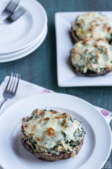 Stuffed portobello mushrooms with spinach and artichoke are an easy keto appetizer or a low-carb side dish. They make a great vegetarian meal too! Stuffed Portabella, Artichoke Stuffed, Mushroom Side Dishes, Stuffed Portobello Mushrooms, Portobello Mushroom Recipes, Portabella Mushrooms, Best Thanksgiving Side Dishes, Stuffed Portobello, Low Carb Sides