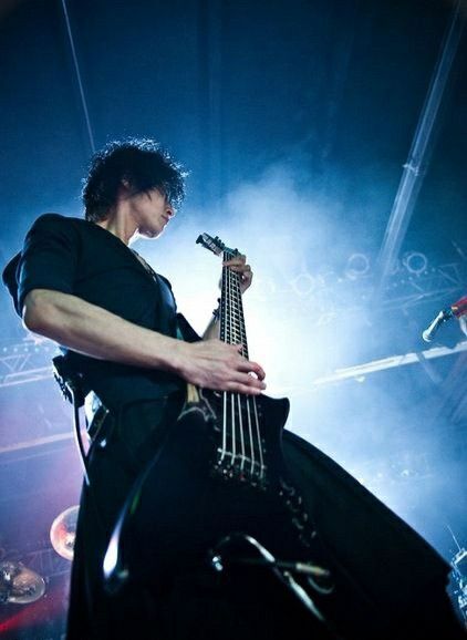 Guitar Pose Reference, Dir En Grey Toshiya, Toshiya Dir En Grey, Holding A Guitar, Kei Visual, Action Pose Reference, Dir En Grey, Anatomy Poses, Human Reference