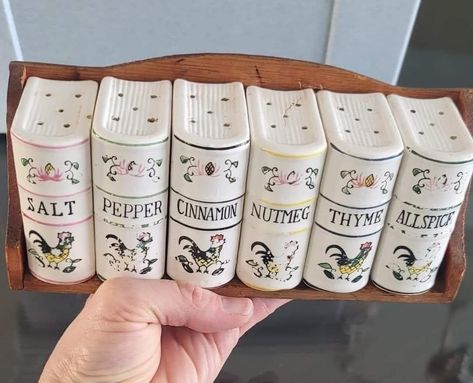 Casa Vintage, Dream Apartment, First Apartment, Book Shelf, Spice Rack, Dream House Decor, House Inspo, Salt And Pepper Shakers, Dream Home Design