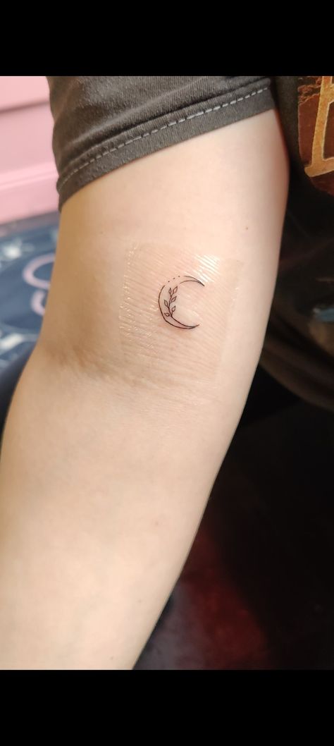 Fine line minimal Crescent moon tattoo on arm Crescent Moon Ear Tattoo, Half Moon Small Tattoo, Moon Tattoo On Arm, Eras Tattoo, Minimal Tattoo Moon, Minimal Moon Tattoo, Waning Crescent Moon Tattoo, Cute Moon Tattoo, Fine Line Moon Tattoo