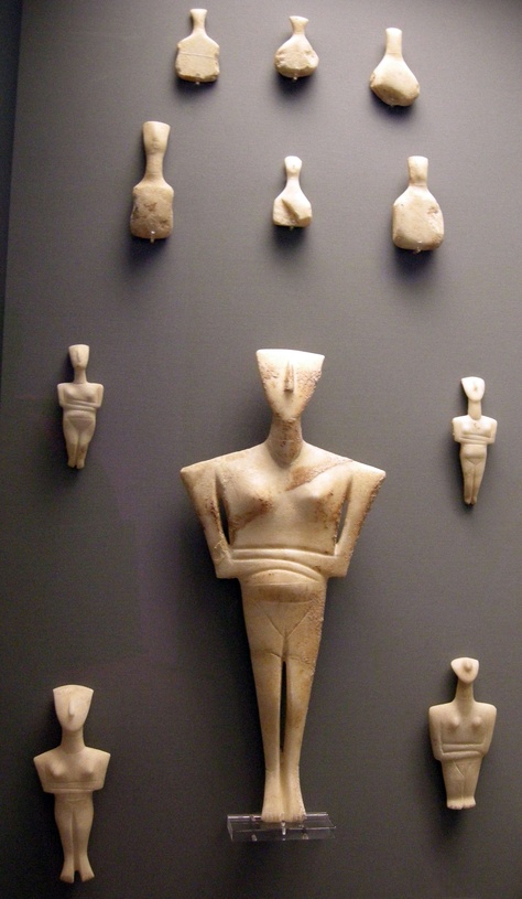 Collection of Cycladic Figurines, from the Cycladic Islands, Marble, 2300 BC (Early Bronze Age), British Museum ---conical collection.  style: folded arms, standing on toes, long noses - they come in all sizes.  Usually found in graves.  Purpose unknown.  Look to be made for lying down.  All conical shaped figurines are female.  Large figurine is pregnant, and some have lines across their stomachs to show child birth. Goddess Sculpture, Ancient Goddesses, Art Premier, Cyclades Islands, Ancient Sculpture, Prehistoric Art, Art Antique, Art Ancien, Bronze Age