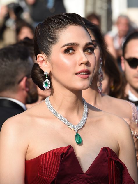 Araya Hargate wore a deep v neck satin red floor lenth gown, with diamond and emerald necklace and earrings by Chopard. With a slick back bun and smokey eye with nude lipstick. For glamour celebrity fashion Cannes Film Festival red carpet jewellery spotting travel here: http://www.thejewelleryeditor.com/jewellery/top-5/best-red-carpet-jewellery-jewelry-cannes-film-festival-2017-weekend/ #jewelry Super Target, Red Carpet Jewelry, Chopard Jewelry, Inexpensive Jewelry, Celebrity Jewelry, Diamond Necklace Designs, Diamond Jewelry Designs, Emerald Necklace, Emerald Jewelry