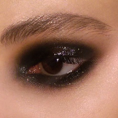 Smoky Grunge Eye, Black Glossy Makeup, Glossy Grunge Makeup, Glossy Black Eyeshadow, Glossy Eyeshadow Look, Eurovision Makeup, Eyeshadow Looks Black, Glossy Smokey Eye, Punk Eye Makeup