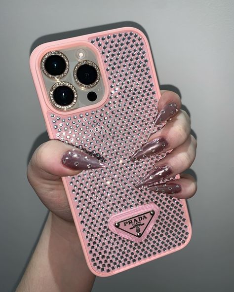 #photography #iphone #prada #glitter #nails #nailart #instagram #aesthetic #aestheticstyle #moda #pink #euphoria Glitter Phone Case Aesthetic, Pink Prada Phone Case, Cover Aesthetic Iphone, Prada Phone Case, Pink Euphoria, Laptop Decoration, Photography Iphone, Creative Iphone Case, Luxury Iphone Cases