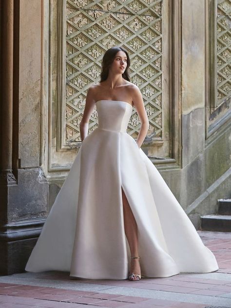 Bliss Monique Lhuillier Spring 2020 Bridal Collection | TheKnot.com Strapless Wedding Dress Ballgown, Monique Lhuillier Wedding Dress, Simple Elegant Wedding Dress, Plain Wedding Dress, Simple Wedding Gowns, White Wedding Dress, Pippa Middleton, Bridal Fashion Week, Wedding Dress Trends