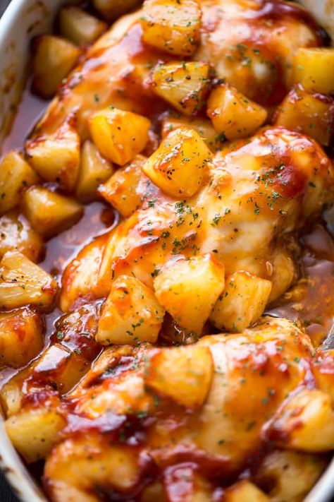 Pineapple Barbecue Chicken - You're only a few ingredients away from this amazing, juicy, and SO delicious meal prepared with chicken, pineapples and barbecue sauce! Git 'er done! Honey Barbecue Sauce, Barbecue Chicken Recipe, Delicious Chicken Breast Recipes, Honey Barbecue, Crockpot Lasagna, Barbecue Sauce Recipes, Chicken Breast Recipes Easy, Ayam Bakar, Chicken Breast Seasoning