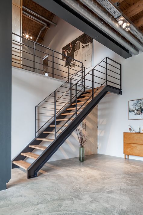 Industrial Stairs Design, Industrial Staircase Design, Loft Stairs Ideas, Steel Stairs Design, Staircase Metal, Industrial Staircase, Loft Railing, Industrial Stairs, Loft Staircase