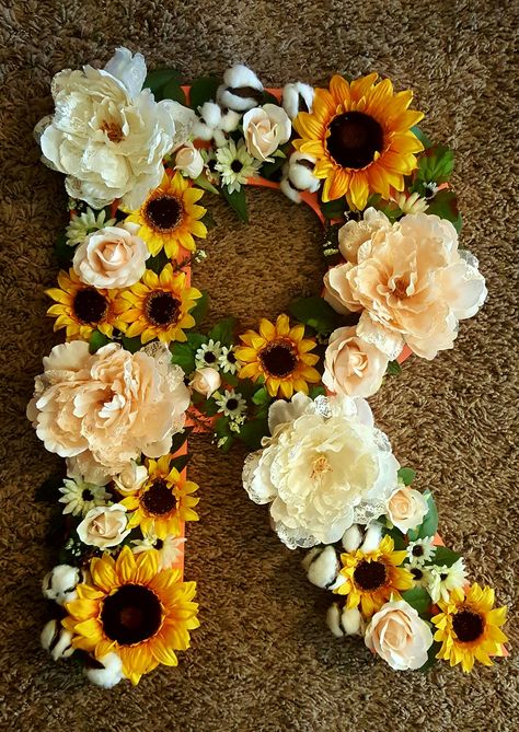 Flower Letter Decoration, Gravestone Wreath, Couple Trends On Tiktok, Diy Wedding Letters, Couple Trends, Flower Letters Diy, Trends Videos, Tiktok Friends, Engagement Party Vintage