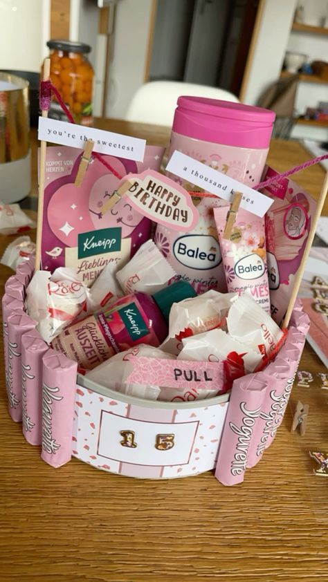 18th Birthday Present Ideas, Gifts For 18th Birthday, Craft Presents, Birthday Presents For Friends, Birthday Basket, Cute Gifts For Friends, Diy Birthday Gifts For Friends, Presents For Best Friends, Cute Couple Gifts