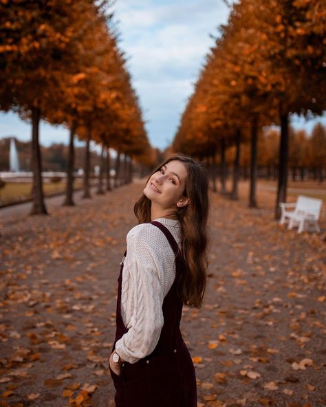 Autumn Pictorial Ideas, Photography Fall Ideas, Autumn Photo Pose, Autumn Pictures Ideas, Autumn Poses Photo Ideas, Fall Poses Photography, Autumn Pictures Photography, Autumn Aesthetic Photos, Autumn Foto Ideas