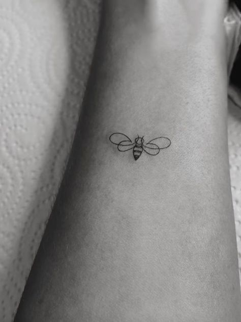 Tattoo Simplistic, Small Bee Tattoo, Honey Bee Tattoo, Lavender Tattoo, Small Pretty Tattoos, Cute Little Tattoos, Small Hand Tattoos, Bee Tattoo, Discreet Tattoos