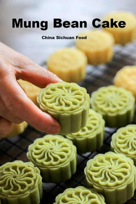 Mung Bean Cake, Chinese Moon Cake, Mooncake Recipe, Red Birthday Cakes, Asian Cake, Bean Cake, Chinese Green, Bean Cakes, Chinese Dessert