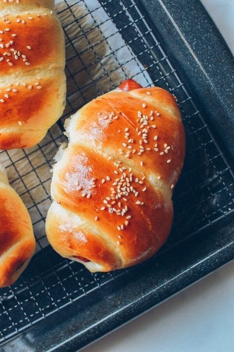 Chinese Hot Dog Bun Recipe, Laundry Cafe, Chinese Desert, Hot Dog Buns Recipe, Asian Bakery, Chinese Bakery, Dips Appetizers, Coconut Buns, Hot Dog Bun