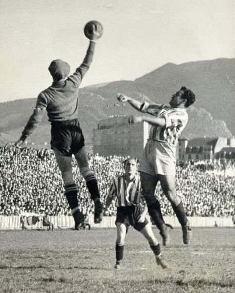 Football Nostalgia, Soccer Images, Soccer Goalie, Vintage Soccer, Football Is Life, Club America, Soccer Games, Sport Photography, Vintage Sports