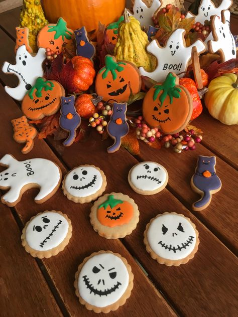 Galletas decoradas Halloween - COMIENDO CON REYES Creative Christmas Cookies, Galletas Halloween, Halloween Sugar Cookies Decorated, Modern Halloween Decor, Halloween Deserts, Postres Halloween, Halloween Party Appetizers, Dulces Halloween, Halloween Cookies Decorated