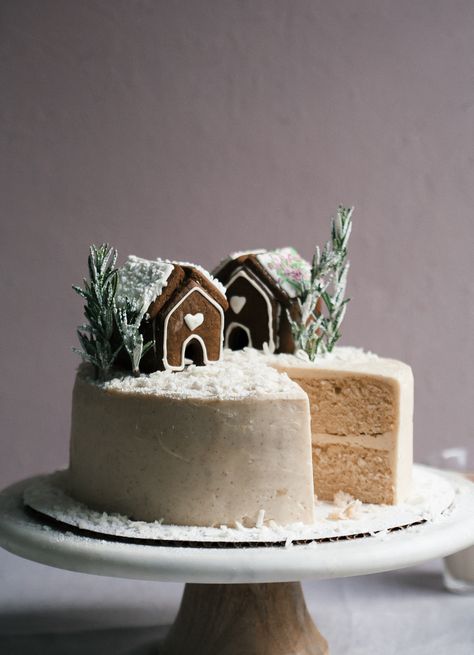 I just like the idea of the house on top horchata cake decorated with gingerbread houses Horchata Frosting, Horchata Desserts, Horchata Cake Recipe, Tres Leches Eggnog Cake, Horchata Cake, Tres Leches Cake Fine Dining, Small Gingerbread Cake, Gingerbread Latte Cake, Cake Almond