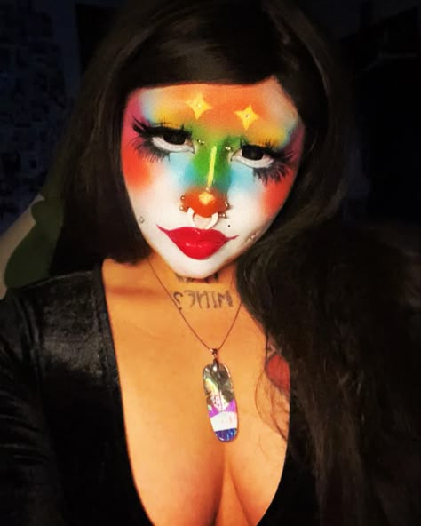 Alien Clown Makeup, Goth Clowncore Makeup, Weird Girl Makeup, Star Clown Makeup, Clown Makeup Colorful, Rainbow Clown Makeup, Circus Moodboard, Weird Makeup Looks, Weirdcore Makeup