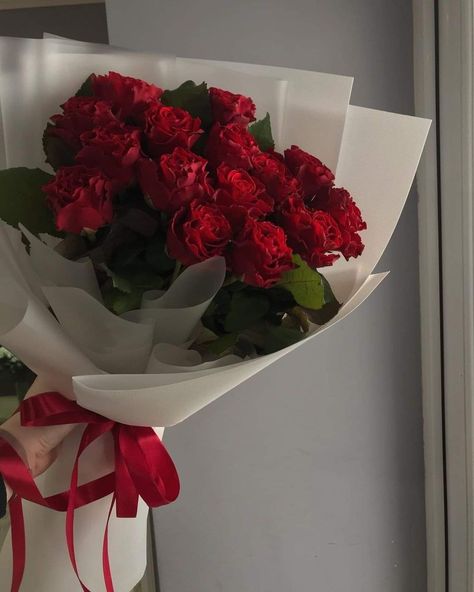 Bunch Of Flowers Rose, 24 Rose Bouquet, Red Bouquet Aesthetic, Red Rose Bouquet Aesthetic, Bunch Of Red Roses, Red Flower Bouquet, Love Rose Flower, Red Bouquet, Boquette Flowers