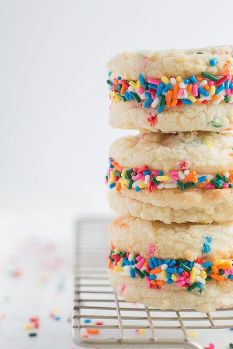 Funfetti Sandwich, Sandwiches With Cream Cheese, Cookie Filling, Confetti Cookies, Marshmallow Buttercream, Cookie Sandwich, Sweet Corner, Marshmallow Cookies, Cookie Sandwiches