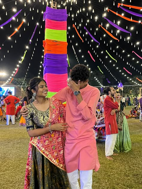 Couple Pose For Navratri Pics, Garba Night Couple Aesthetic, Navratri Couple Photography, Dandiya Couple Poses, Dandiya Night Couple Pose, Navratri Pics With Boyfriend, Navaratri Couple Photo, Dandiya Night Outfits Couple, Dandiya Poses With Friends