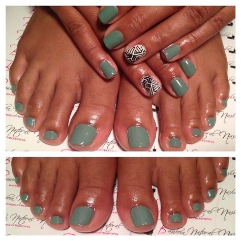 Black Manicure And Pedicure Ideas, Short Nail Green, September Pedicure, Manicure Pedicure Combo, Fall Pedicure Colors Toenails, Trending Pedicure, Fall Toe Nail Colors, Manicure With Design, Shellac Pedicure