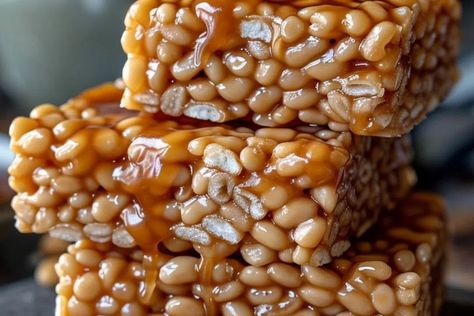 Salted Caramel Rice Krispie Treats - recipestasteful Salted Caramel Rice Krispie Treats, Melted Caramel Sauce, Caramel Rice Krispie Treats, Rice Krispie Bars, How To Melt Caramel, Christmas Desserts Easy, Rice Crispy Treats, Crispy Treats, Rice Krispie Treats