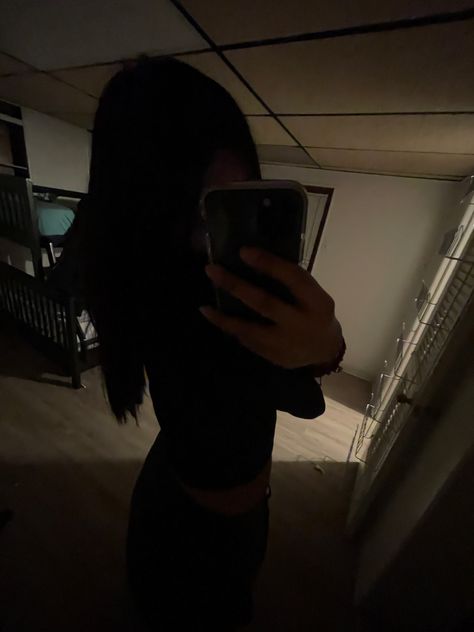 Black Hair Mirror Selfie No Face, Girl Picturing In The Mirror Black Hair, Pretty Girls With Dark Hair Long Mirror, Faceless Picture Latina, Girl Selfi Hide Face, Girl Picturesque, Black Hair Girl Snaps, Fake Insta Pics Faceless, Pretty Girl Aesthetic Black Hair