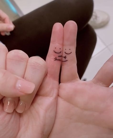 Bestie Finger Tattoos, Connecting Tattoos, Maching Tattoos, Twin Tattoos, Cute Matching Tattoos, Matching Friend Tattoos, Small Matching Tattoos, Bff Tattoos, Matching Couple Tattoos