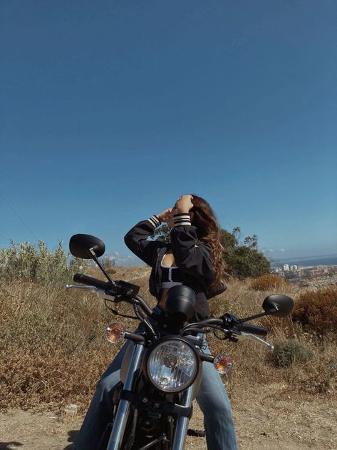 Motorcycle Pictures Women, Motorcycle Poses For Women, Female Biker Aesthetic, Bike Riding Aesthetic, Wallpaper Bike, Motorcycle Poses, Truly Aesthetic, Sunset Shoot, Biker Photography