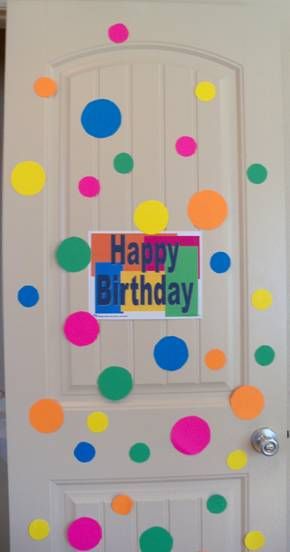 front door with a big one Happy Birthday Door Decorations, Birthday Door Decorations, Office Birthday Decorations, Cabin Door Decorations, Decorating Doors, Umbrella Wreath, Office Pranks, Balloon Surprise, Birthday Room