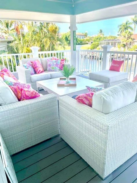 Surf Room Decor, Laguna Beach House, Girls Apartment, Preppy House, Surf Room, Summer Living Room, Covered Porches, College House, Dream Life House