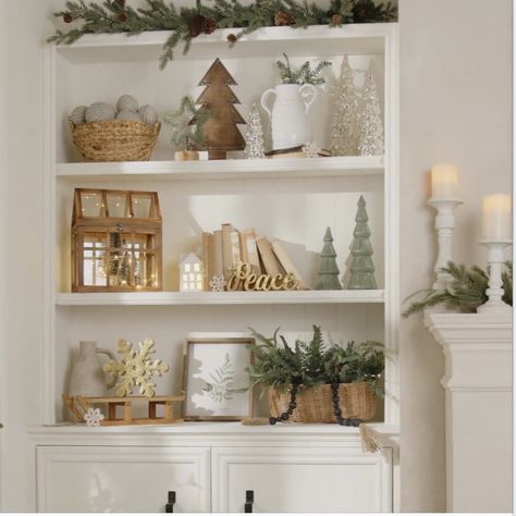 Library Minimalist, Bookshelf Decor Living Room, Christmas Library, Minimalist Decor Ideas, Christmas Bookshelf, Bookshelves Decor, Shelf Decor Living Room, Decorating Bookshelves, Cozy Christmas Decor