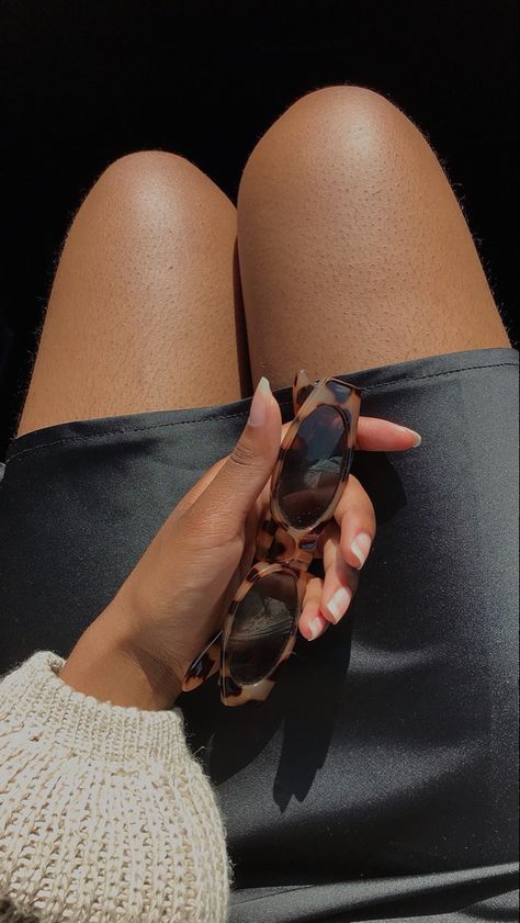 Iphone Beauty, Black And Gold Aesthetic, Jelly Wallpaper, Dark Purple Aesthetic, Hippie Girl, Black Femininity, Photo Editing Tricks, Outfits Black, Instagram Girls