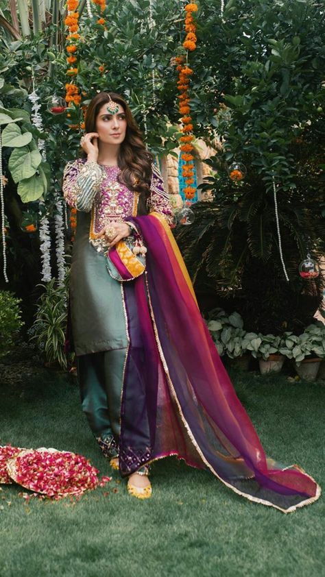 Mehndi Dress, Pakistani Formal Dresses, Pakistani Party Wear, Pakistani Wedding Outfits, Pakistani Fashion Party Wear, Pakistani Bridal Dresses, Simple Pakistani Dresses, Pakistani Wedding Dresses, Bridal Dress Design