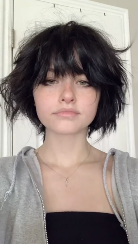 Sharp Bob With Bangs, Short Alternative Haircuts With Bangs, Tomboy Haircut Girl, Short Girl Haircut, Grunge Haircuts Short, Anime Bangs Haircuts, Short Grunge Hair With Bangs, Alternative Short Hair, Short Alternative Haircuts