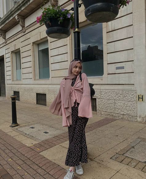 Pink And Black Outfit Hijab, Pink Hijab Outfit, Black Outfit Hijab, Hijab Blouse, Hijab Jeans, Outfits Muslim, Street Hijab Fashion, Stylish Hijab, Muslim Outfits Casual