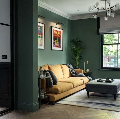 Living Room With Natural Wood, Wood Herringbone Floor, Green Walls Living Room, Dark Green Living Room, Moody Living Room, Green Living Room, Yellow Living Room, Herringbone Floor, Green Walls